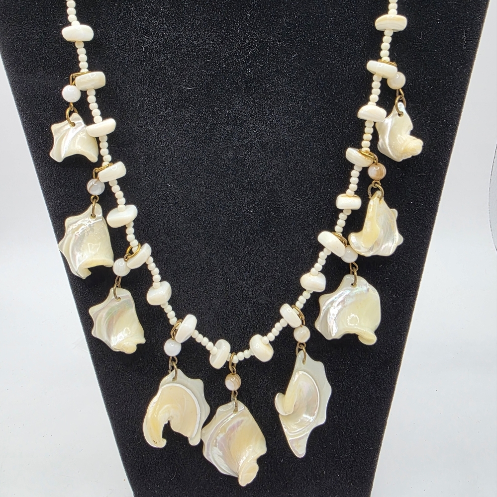 Elegant Cream Shell 26" Vtg Necklace